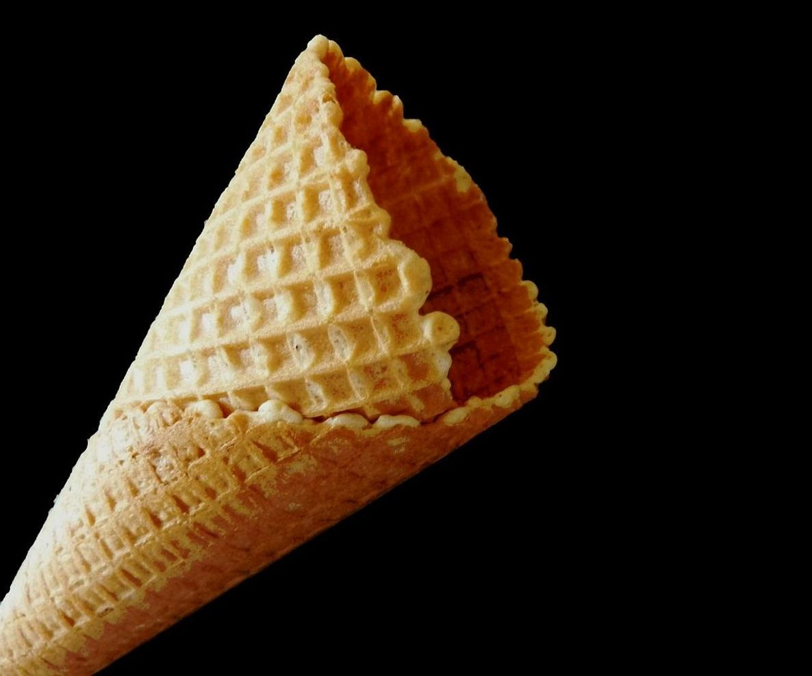 Taze dondurma ve gelato çeşitleriyle dolu vitrin
